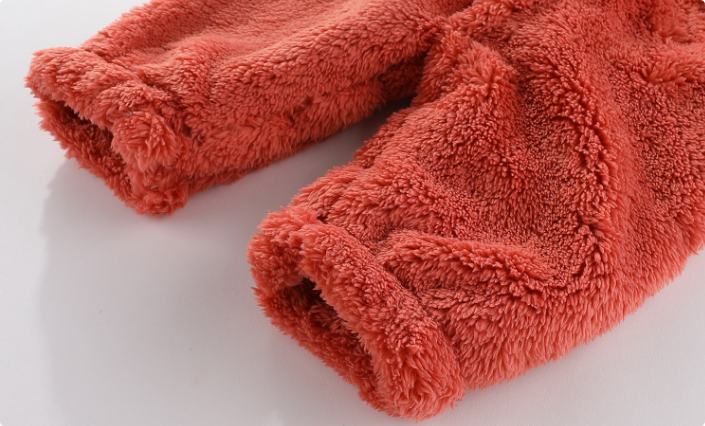 Heerlijk warme baby fleece romper met capuchon voor maximaal comfort. Zachte winterkleding voor elke baby.