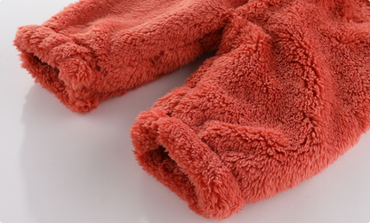 "Knusse baby fleece romper met capuchon, zacht en warm, perfect voor koude dagen, beschikbaar in verschillende kleuren."