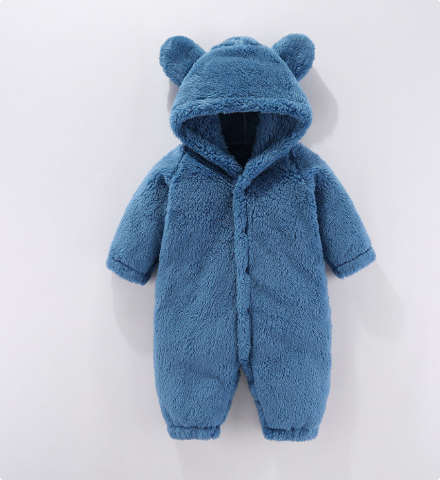 Knusse baby fleece romper met capuchon, ideaal voor winter en geborgenheid. Zacht en warm babykledingstuk.