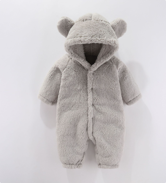 Comfortabele winter babykleding: zachte fleece romper met capuchon. Houdt je baby warm en knus.