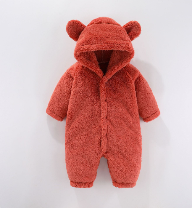 Praktische baby fleece romper met capuchon, warm en gemakkelijk aan te trekken. Essentiële winterkleding.