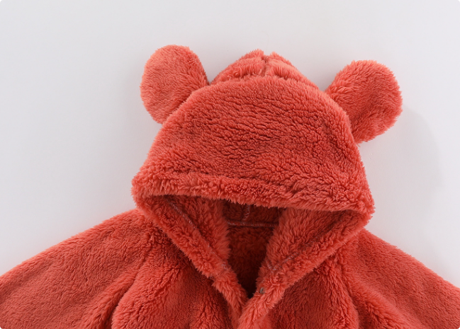 Baby fleece romper met capuchon, unisex en warm. Comfortabel winterkledingstuk voor geborgenheid en speelplezier.