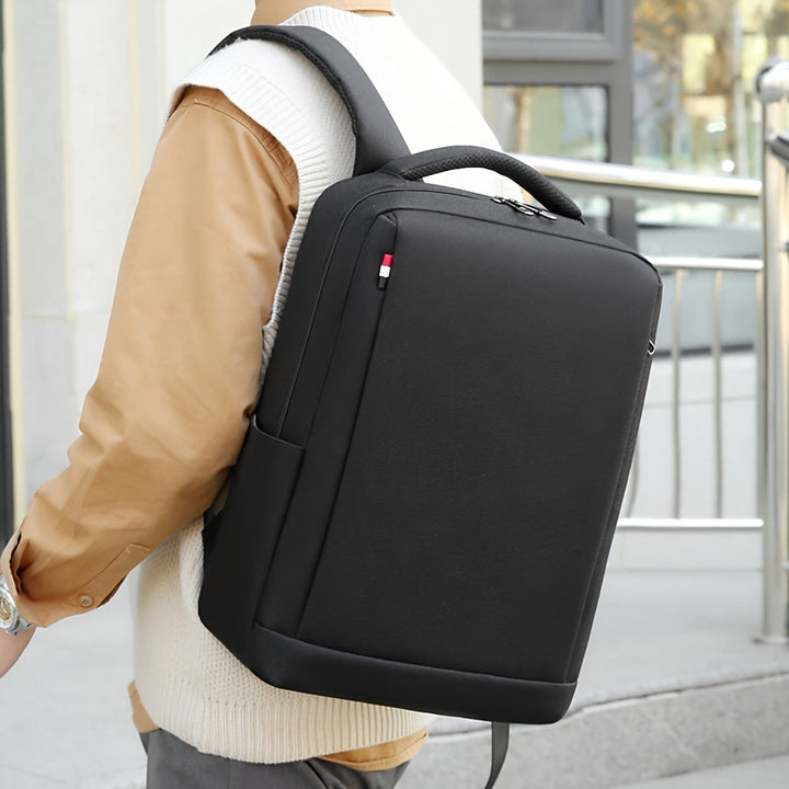 Zwarte multifunctionele laptoprugzak voor werk en school. Ergonomisch design voor draagcomfort, veel organisatie.