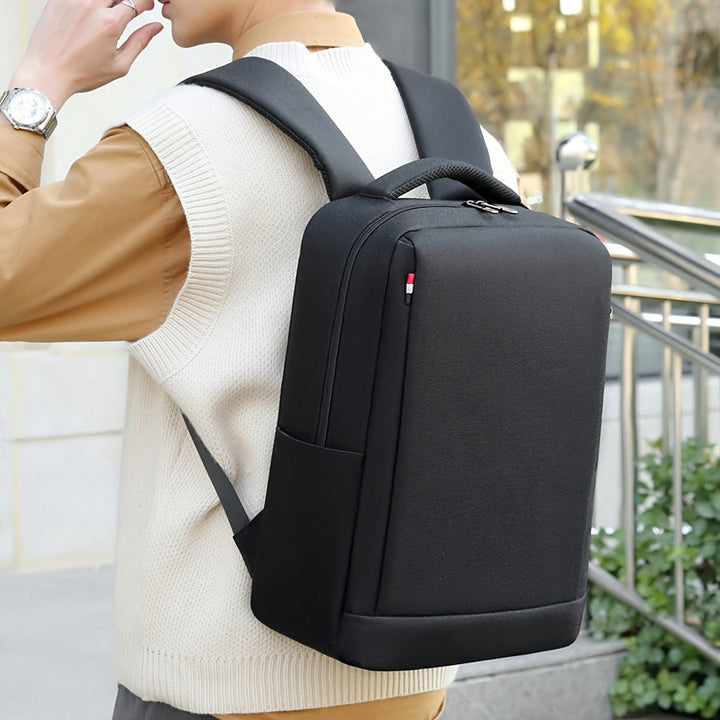 Unisex rugzak met laptopvak, ideaal voor studie, werk en school. Veel opbergruimte en draagcomfort.