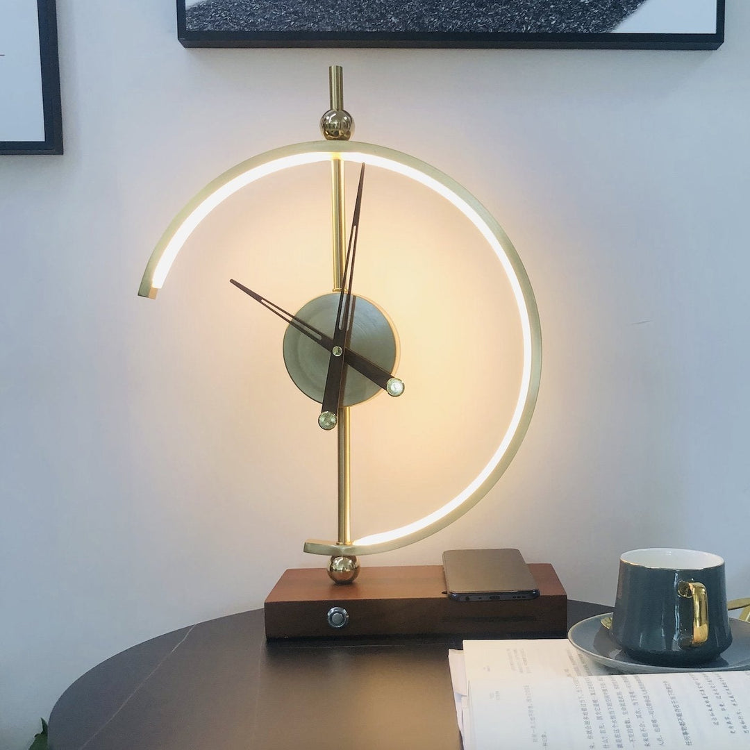 Elegante woondecoratie: een oplaadbare tafellamp met ingebouwde klok en snelle draadloze oplader.
