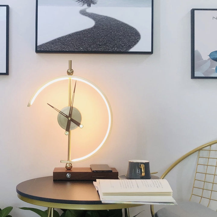 Minimalistische LED sfeerlamp, oplaadbaar, met klokfunctie en draadloos opladen, ideaal voor modern interieur.
