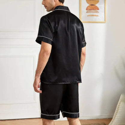 "Korte heren pyjama set, blauw en zwart, met button-down overhemd en korte broek, ideale zomernacht kleding"