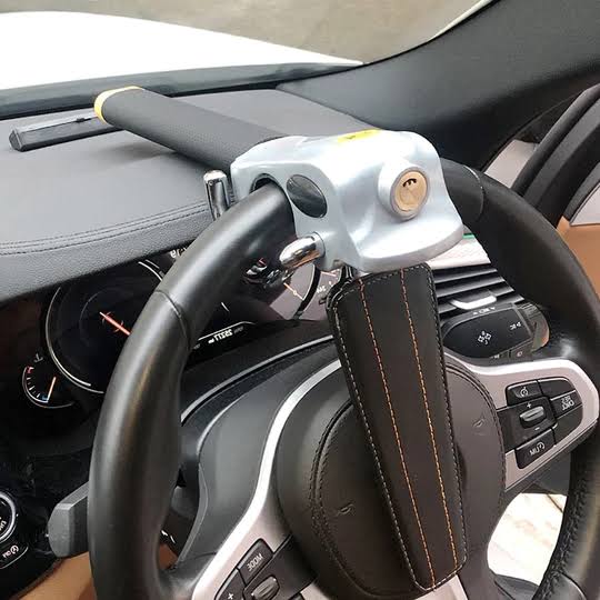 "Krachtig verstelbaar autostuurslot met robuuste vergrendeling voor effectieve diefstalpreventie, eenvoud & veiligheid."
