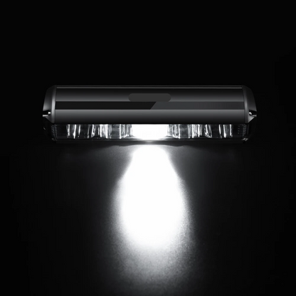 "Krachtige 1400 lumen fietslamp, zwarte behuizing, oplaadbaar, weerbestendig ontwerp voor optimale zichtbaarheid"
