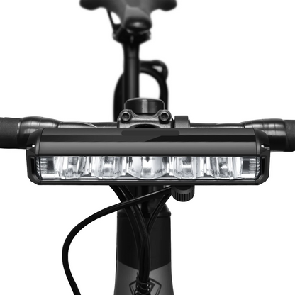 "Krachtige 1400 lumen fietslamp, zwarte behuizing, oplaadbaar, weerbestendig ontwerp voor optimale zichtbaarheid"
