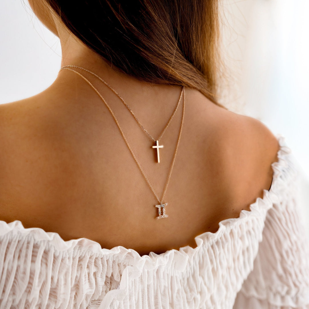 Spirituele dames ketting met verfijnde kruis hanger. Een elegante zilveren of gouden halsketting voor elke dag.