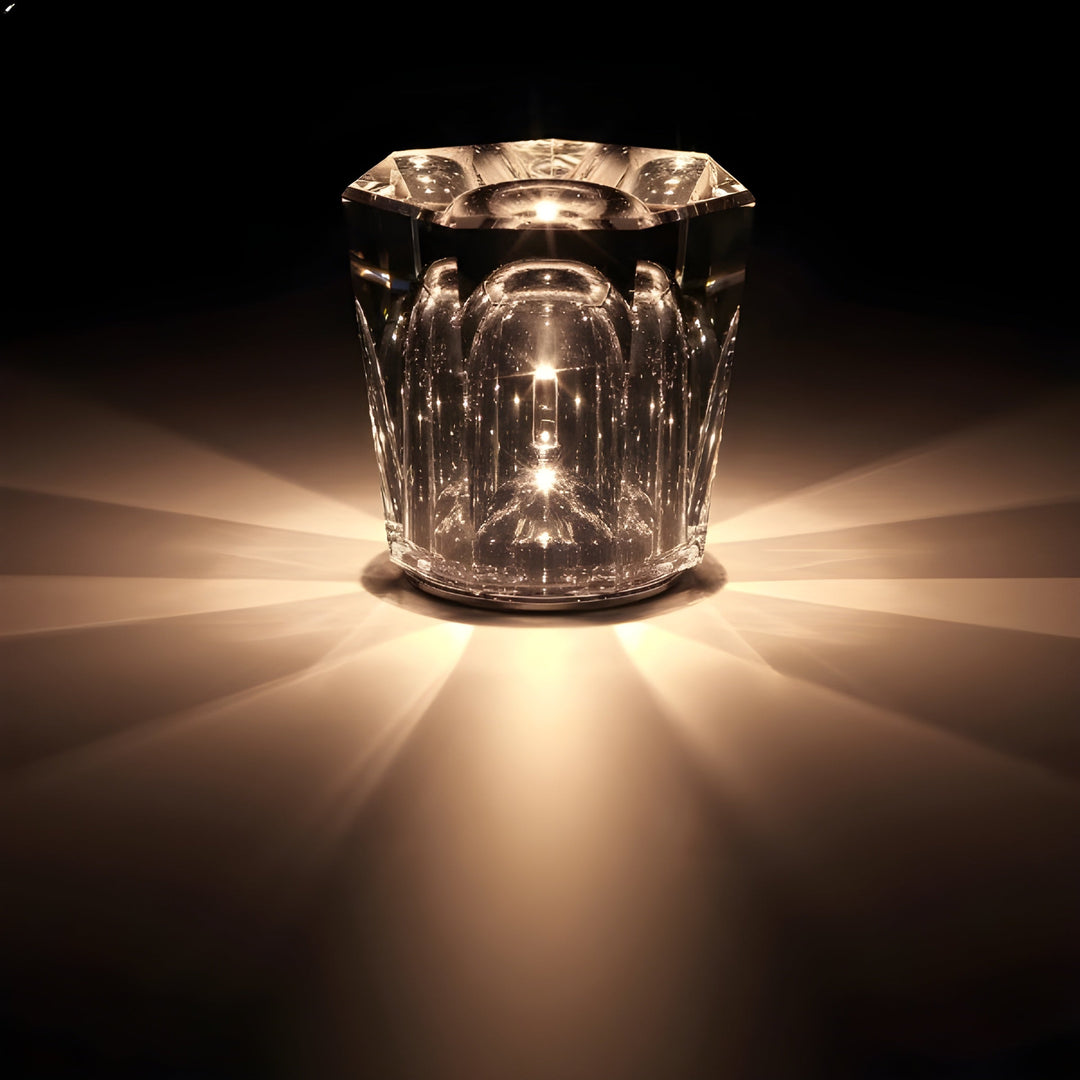 Glamoureuze oplaadbare kristallen LED lamp, diamant cut, creëert een luxe ambiance.