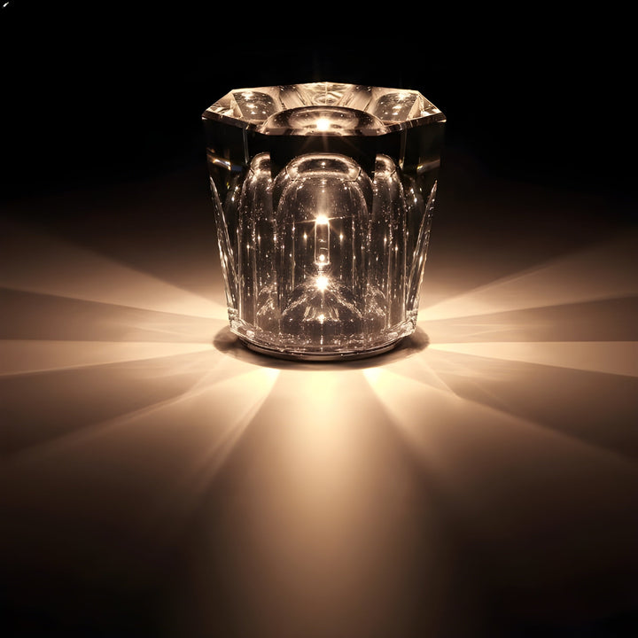 Glamoureuze oplaadbare kristallen LED lamp, diamant cut, creëert een luxe ambiance.