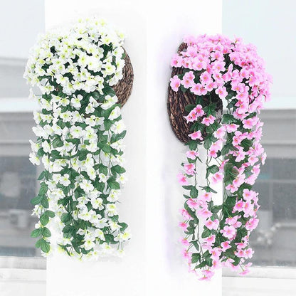 "Kunstmatige hangbloem in levendige kleuren, onderhoudsvrije decoratie voor woning of tuin, opgehangen tegen een muur."