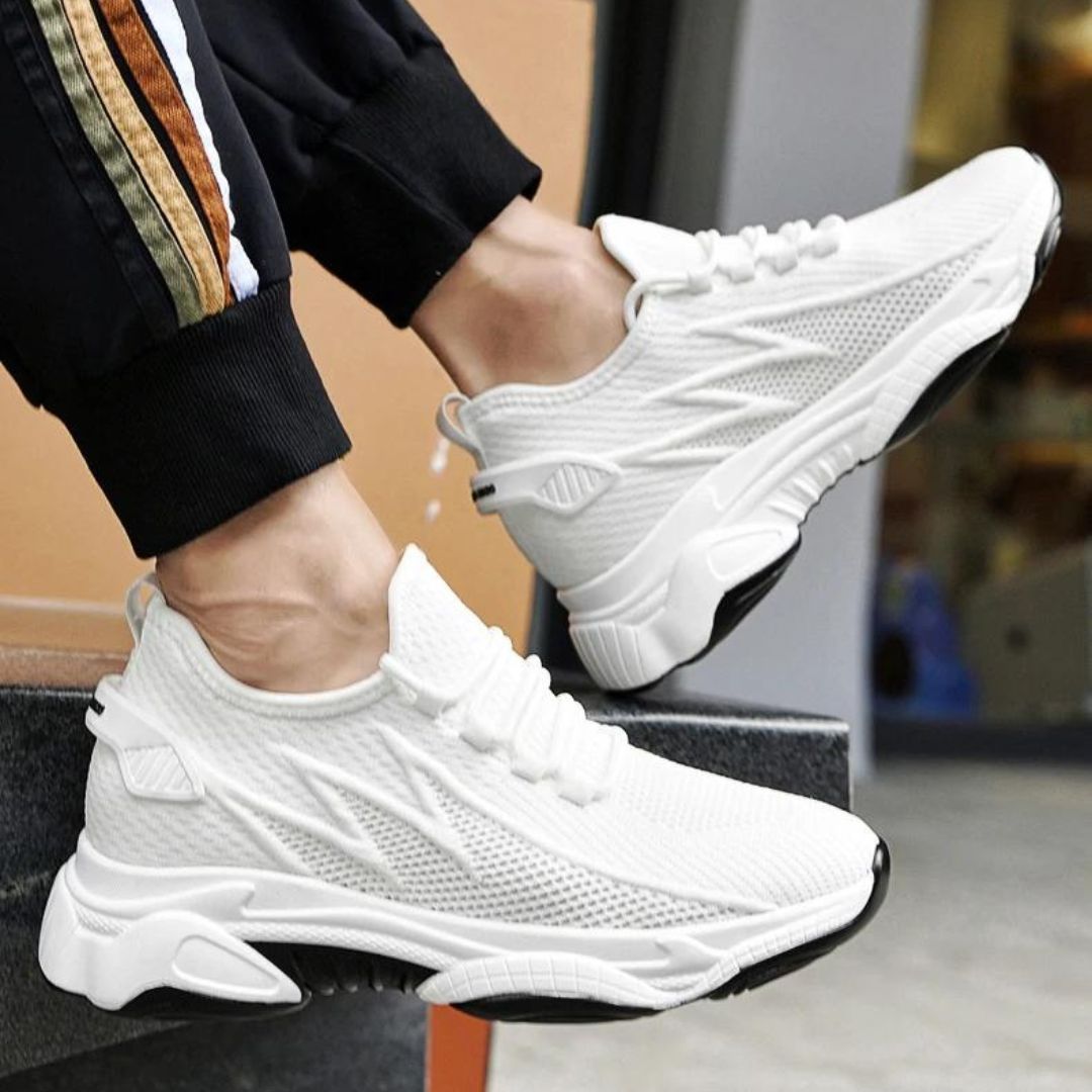 Detail van de vetersluiting op witte heren sneakers met onzichtbare hak. Comfortabele en stijlvolle schoenen.