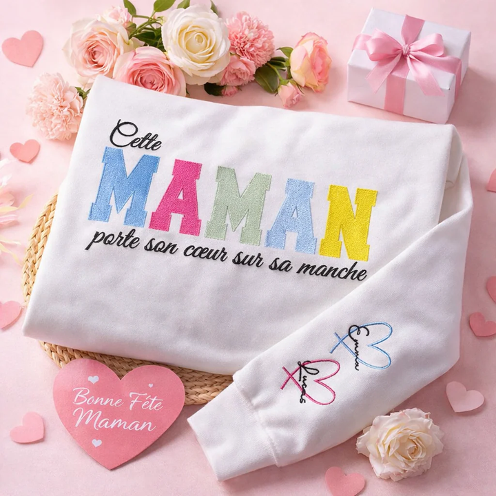Gepersonaliseerd sweatshirt voor moeder, met geborduurde namen van dierbaren.