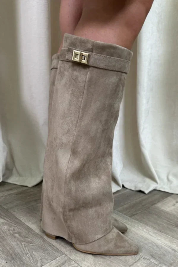Beige suède dameslaarzen met gespdetail, perfect voor herfst of winter. Elegante en comfortabele schoenen.