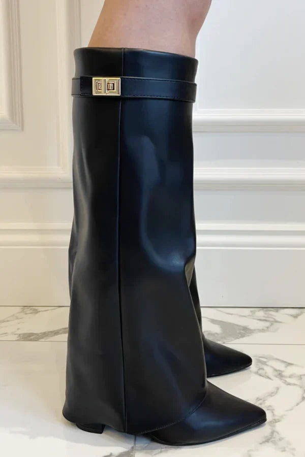 Elegante zwarte dameslaarzen met gespdetail van kunstleer, perfect voor herfst en winter.