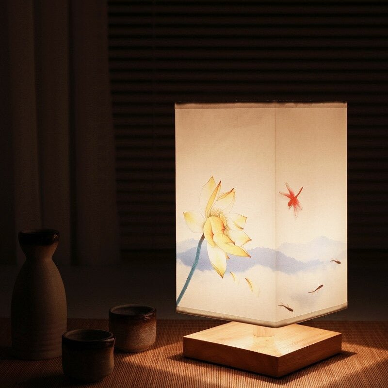 Minimalistische Japans-Scandinavische tafellamp. Houten sfeerlamp met bloemaccent, perfecte interieur decoratie.