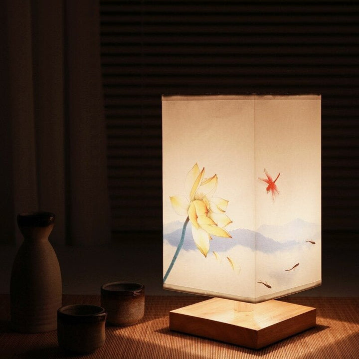 Minimalistische Japans-Scandinavische tafellamp. Houten sfeerlamp met bloemaccent, perfecte interieur decoratie.