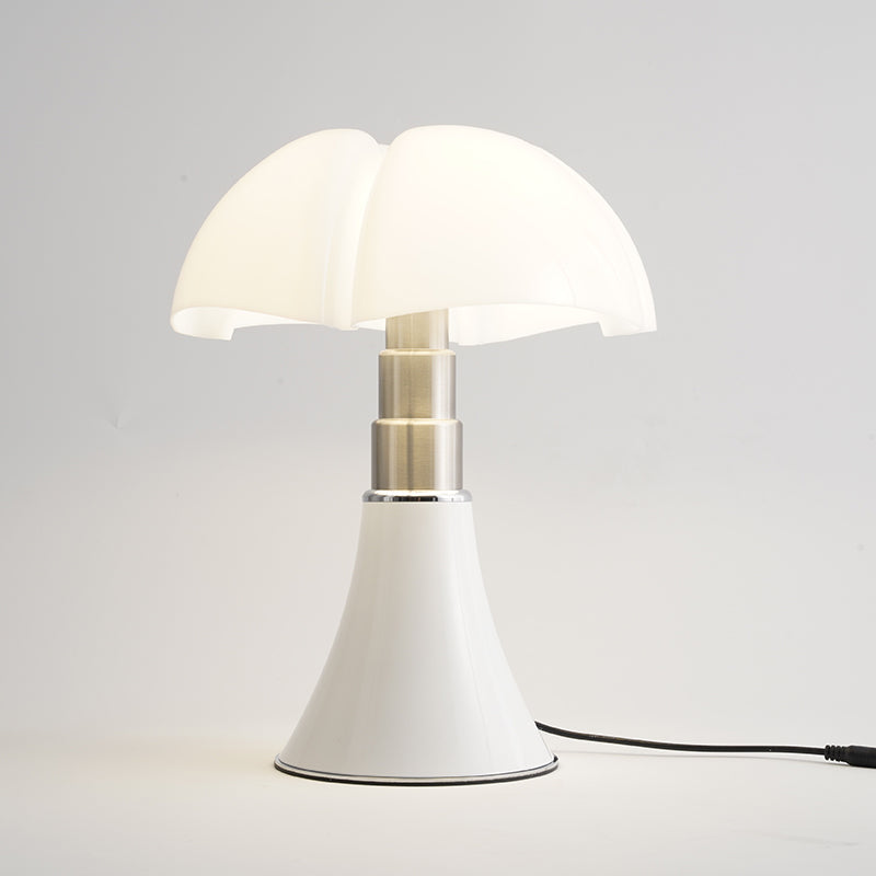 Elegante retro LED tafellamp, zorgt voor energiezuinige en sfeervolle binnenverlichting.