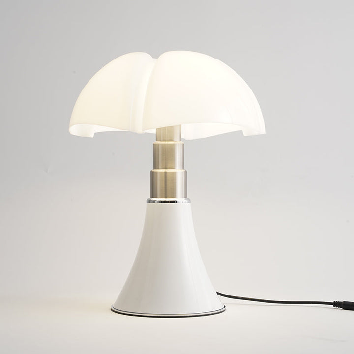 Elegante retro LED tafellamp, zorgt voor energiezuinige en sfeervolle binnenverlichting.