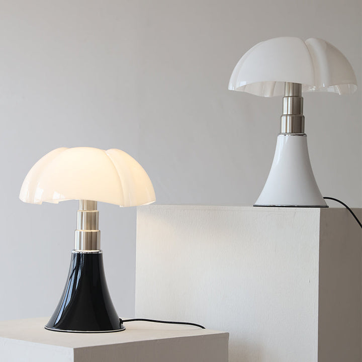 ClassicGlow retro LED tafellamp, creëert een warme, sfeervolle gloed in huis.