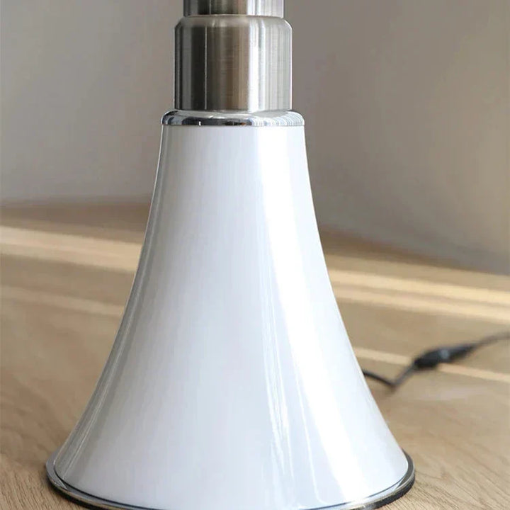 Sfeervolle LED retro tafellamp, ideaal voor een gezellige avond in de woonkamer.