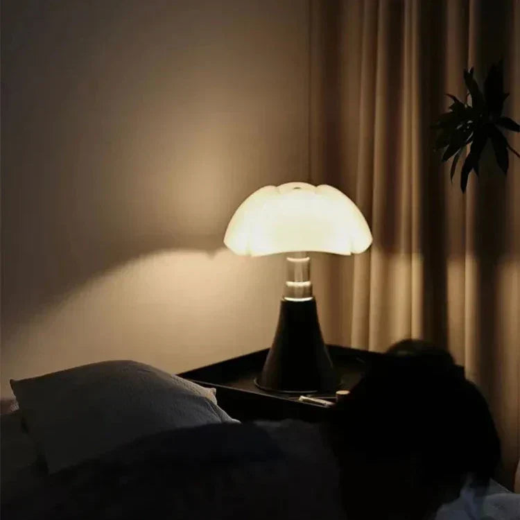 Stijlvolle retro LED leeslamp voor kantoor, met modern design en sfeervolle verlichting.
