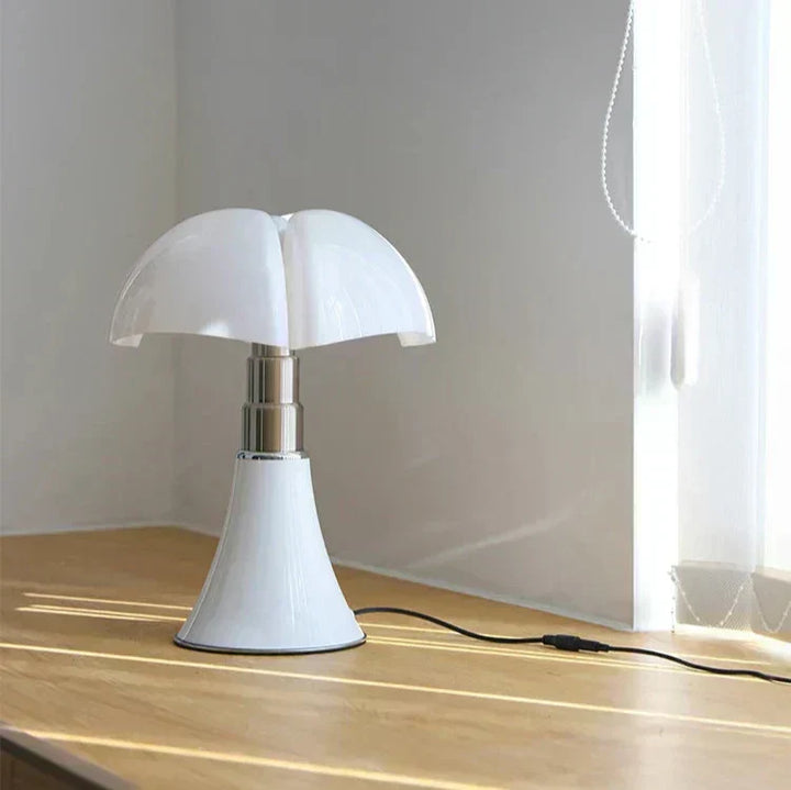 Compacte retro LED tafellamp met ClassicGlow design, voor moderne en klassieke interieurs.