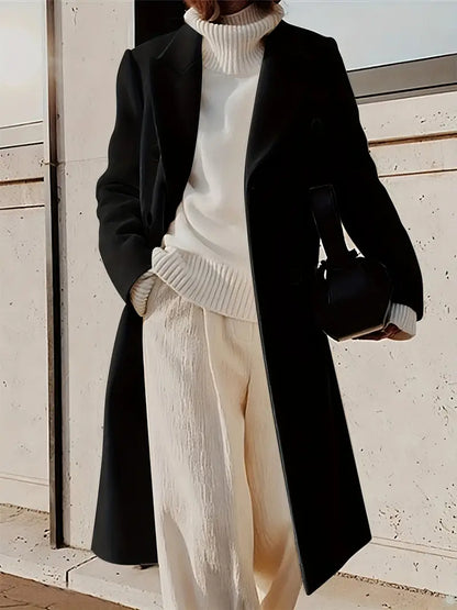 "Lange dames trenchcoat in zacht kasjmier, elegante snit, tijdloze en luxe uitstraling, perfect voor elke gelegenheid."
