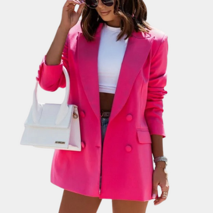 "Lange damesblazer met opvallende knoopdetails, elegante voorzakken, getailleerde pasvorm. Perfect voor elke gelegenheid."