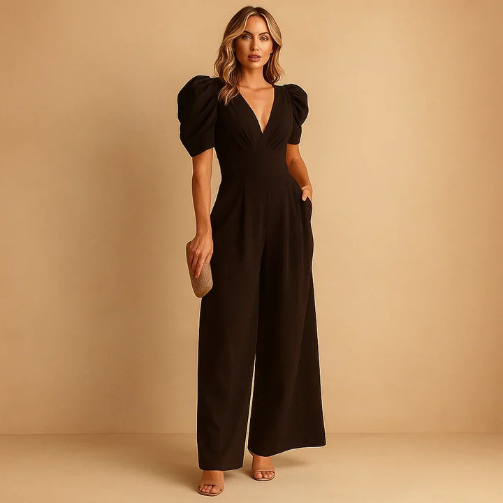 Trendy dames jumpsuit met opvallende pofmouwen en een verfijnde pasvorm, ideaal voor een speciale gelegenheid.