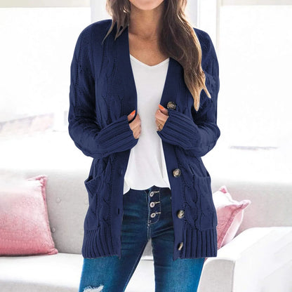 "Lange gebreide damescardigan in zachte stof met knoopsluiting en zakken, ideaal voor casual lente looks."