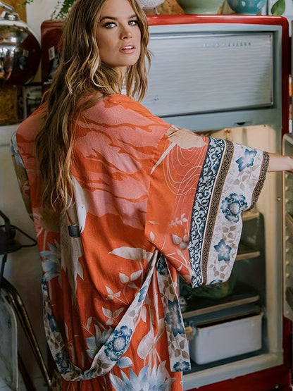 "Lange kimono dames met subtiele bloemenprint en zachte stof, vloeiende pasvorm en ceintuur in taille."