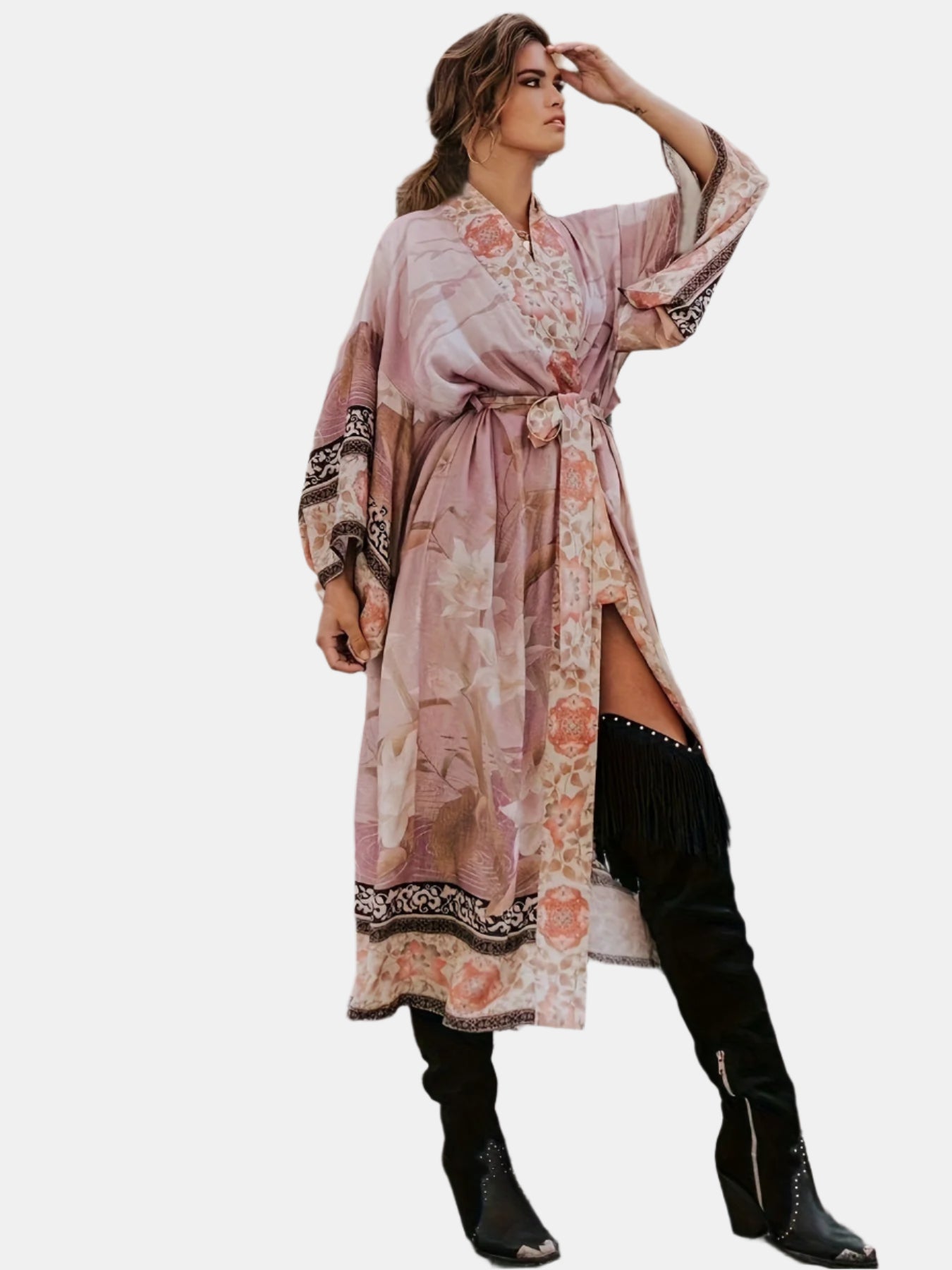 "Lange kimono dames met subtiele bloemenprint en zachte stof, vloeiende pasvorm en ceintuur in taille."