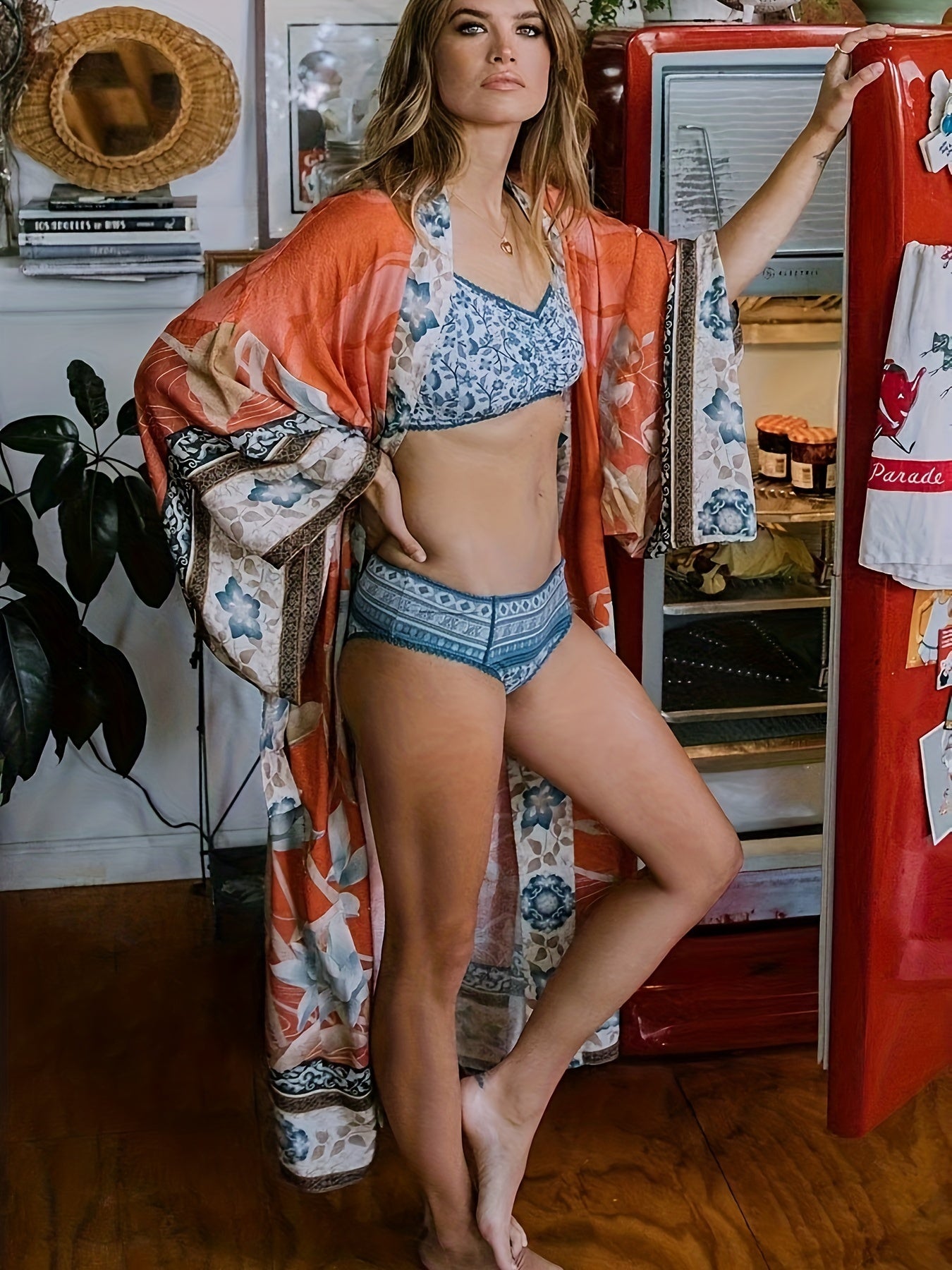 "Lange kimono dames met subtiele bloemenprint en zachte stof, vloeiende pasvorm en ceintuur in taille."