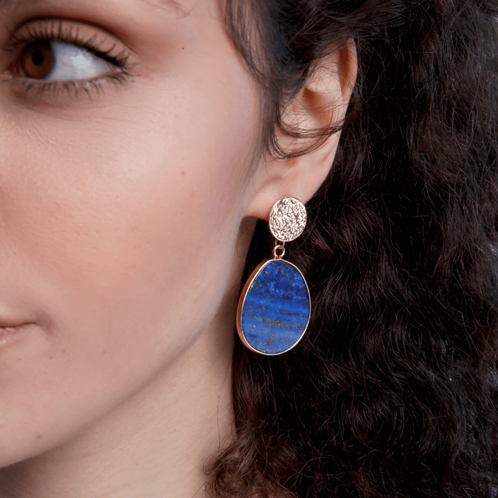 Elegante teardrop damesoorbellen met diepblauwe lapis lazuli edelstenen, een stijlvol en spiritueel accessoire.