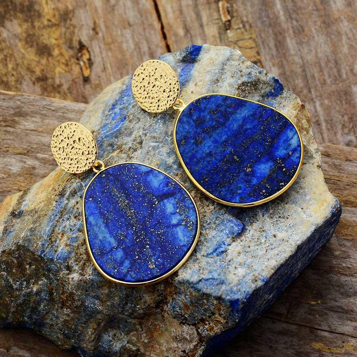 Detail van diepblauwe lapis lazuli oorbellen voor dames. Elegante edelsteen sieraden met een beschermende werking.