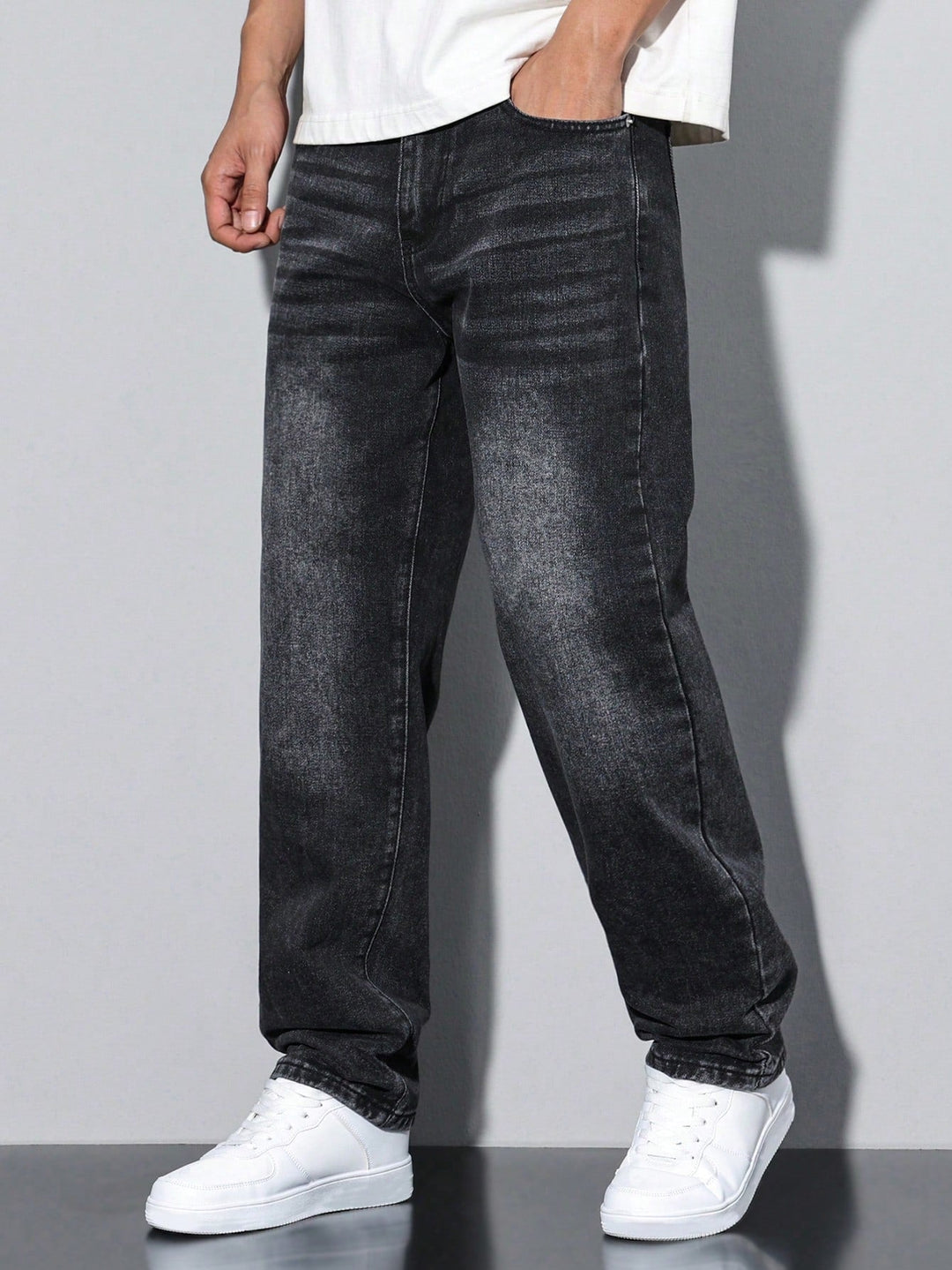 Straight fit herenjeans met rechte pijpen, tijdloze herenmode.