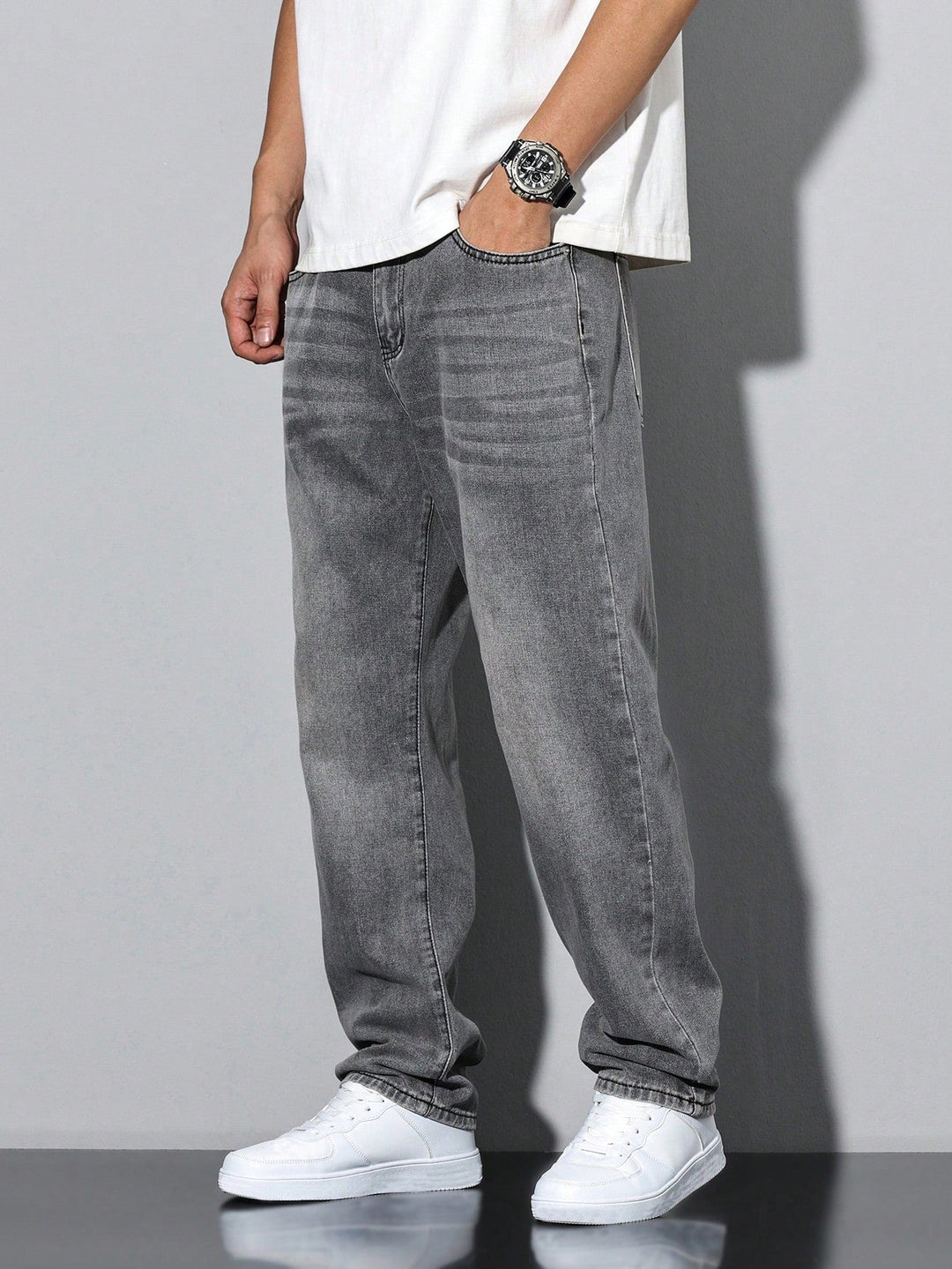 Tijdloze straight leg herenjeans, rechte pijpen, essentieel kledingstuk voor mannen.