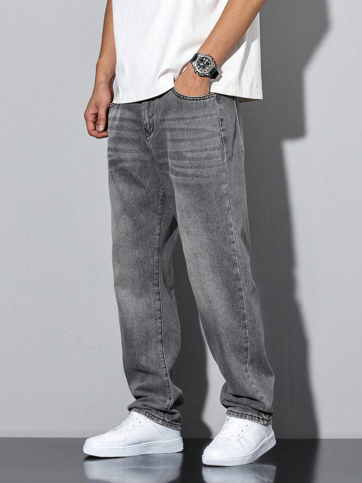 Tijdloze straight leg herenjeans, rechte pijpen, essentieel kledingstuk voor mannen.