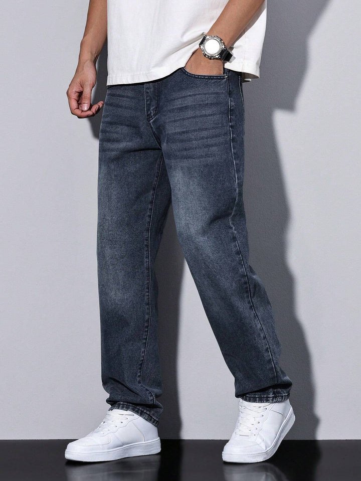 Achteraanzicht van comfortabele herenjeans met rechte pijpen, met focus op zakken.