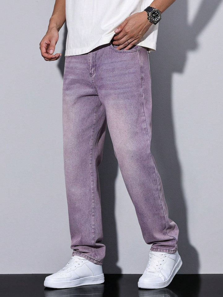 Vooraanzicht van een modieuze straight fit herenjeans met rechte pijpen, casual look.