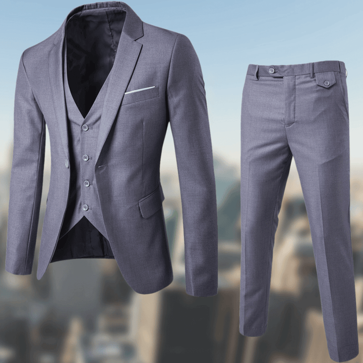 Verfijnd driedelig herenpak voor de moderne man. Ideaal als zakelijk kostuum, trouwpak of feestkleding.