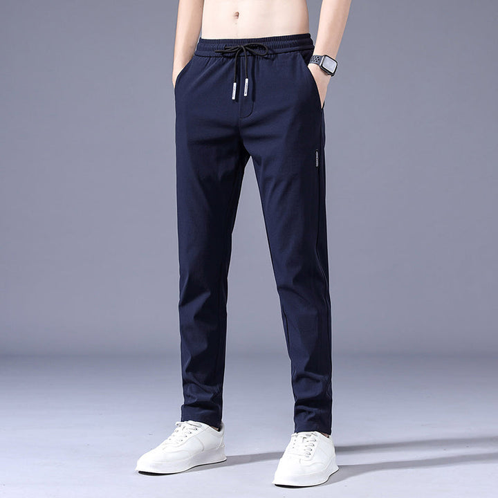 Moderne heren joggers, dun en elastisch, bieden ultiem comfort; ideaal als sportbroek of casual vrijetijdsbroek.