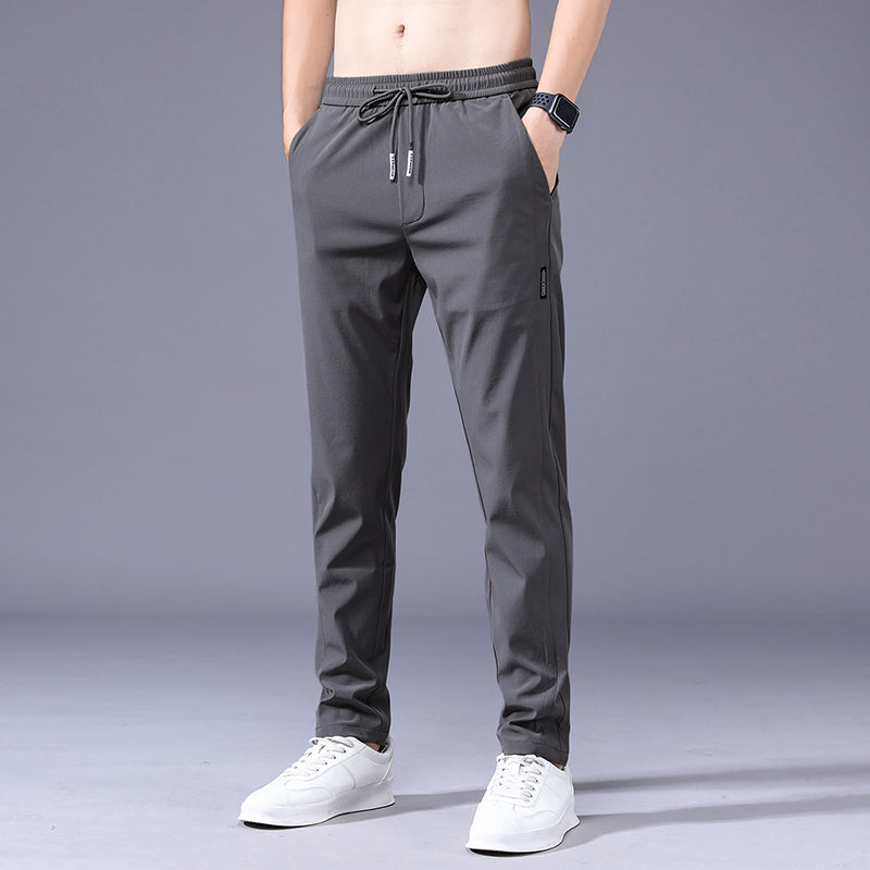 Dunne stretch heren joggingbroek in effen kleur, perfect voor casual comfort of lichte sportactiviteiten.