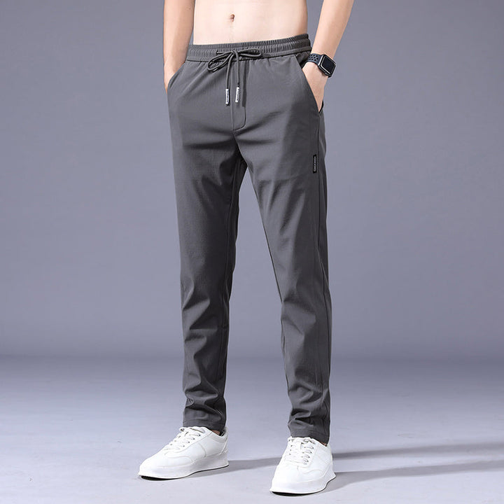 Dunne stretch heren joggingbroek in effen kleur, perfect voor casual comfort of lichte sportactiviteiten.