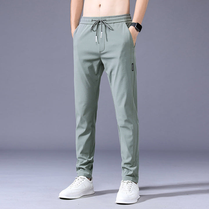 Lichte heren joggingbroek met elastische tailleband, ideaal voor comfort, sport of een ontspannen zomerdag.
