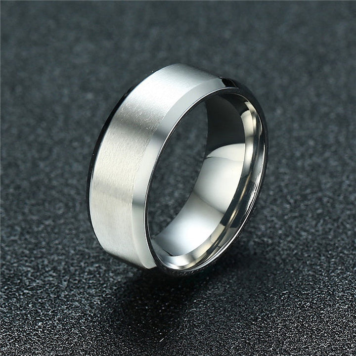 Elegante zilverkleurige roestvrijstalen herenring, tijdloze bandring voor mannen.